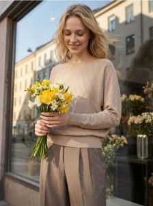 Sweter w strukturalny wzór z wiskozą - beżowy