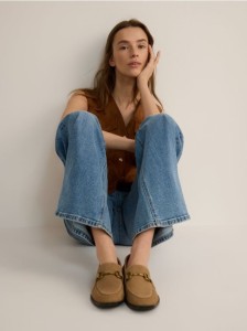 Zamszowe loafersy z klamrą - beżowy