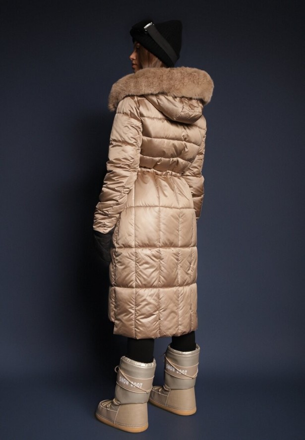 Ciemnobeżowa Kurtka z Pikowanymi Przeszyciami Ściągaczem w Talii i Kapturem z Odpinanym Futrem Ravalin