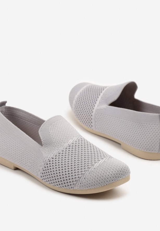 Szare Mokasyny z Elastyczną Cholewką Zdobione Perforacją Itelliria