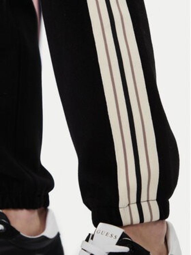 Guess Spodnie dresowe V5BB17 KCX52 Czarny Regular Fit