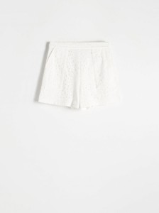 Szorty z ażurowym haftem - biały