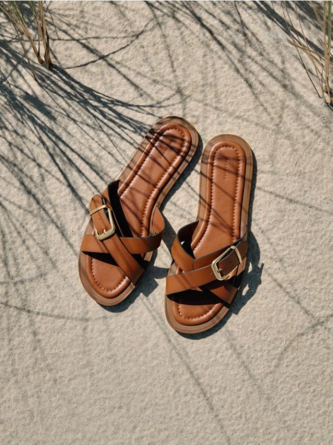 Skórzane klapki z klamrami - brązowy