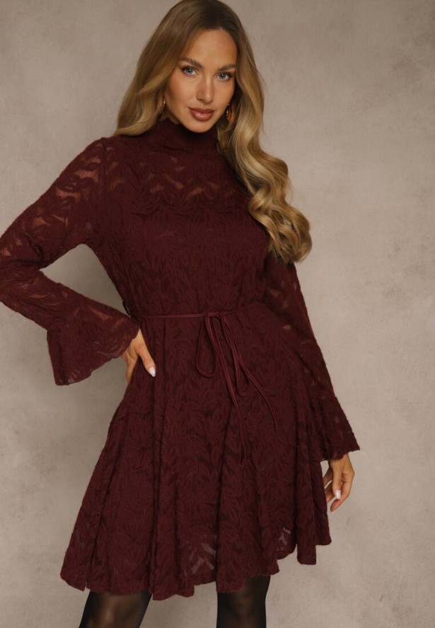 Bordowa Sukienka ze Stójką z Koronki Zdobiona Wiązaniem w Talii i Falbanami Elarassa