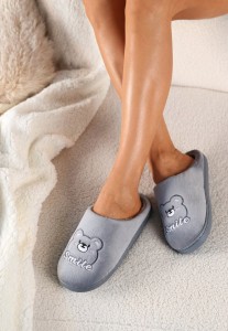 Szare Kapcie Welurowe z Ozdobną Naszywką i Futerkiem Naorita