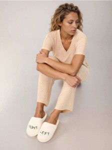 Kapcie ze sztucznym futerkiem i haftowanym napisem - kremowy