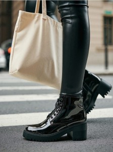 Lakierowane botki sznurowane - czarny