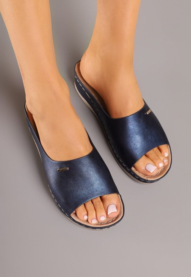 Granatowe Klapki Ozdobione Metaliczną Aplikacją Liorinae