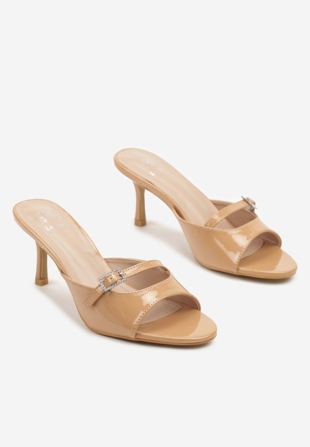 Beżowe Klapki na Niskim Obcasie z Lakierowanym Połyskiem i Klamerką Lenoris