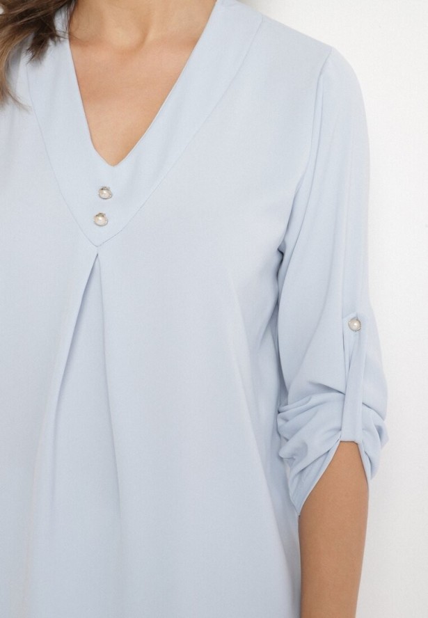 Jasnoniebieska Bluzka o Trapezowym Kroju z Dekoltem w Serek i Podpinanymi Rękawami Aslimi