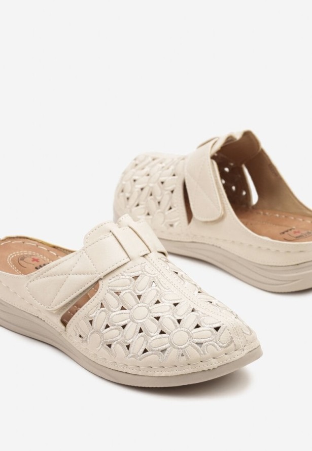 Beżowe Klapki Ozdobione Ażurową Cholewką Desolia