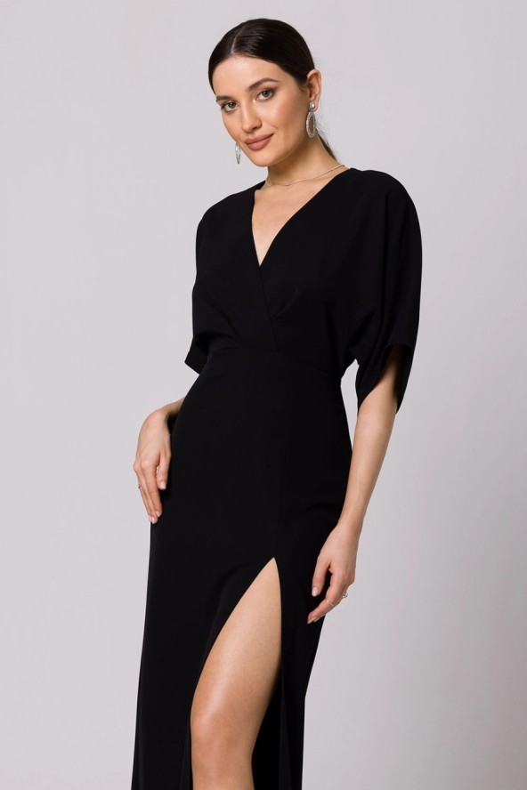 Długa sukienka z dekoltem V i rozcięciem kimonowa czarna