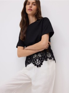 T-shirt z ażurowym dołem - czarny