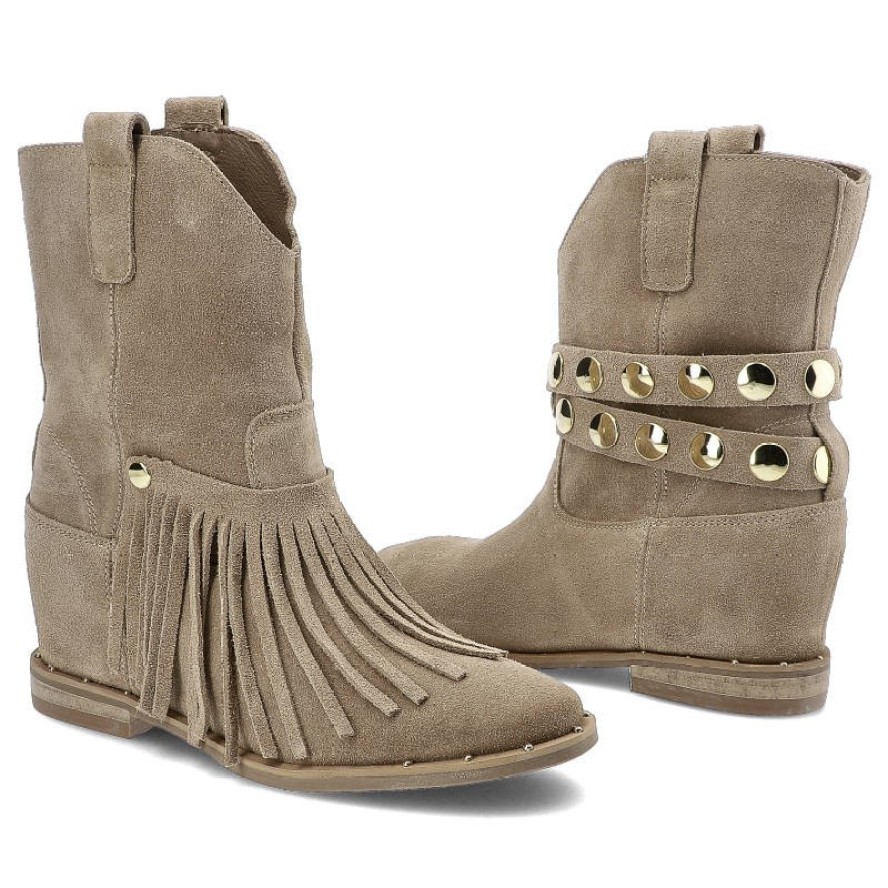 Botki damskie Carinii, zamszowa cholewka o miękkiej strukturze dekoracyjne frędzle z metalowymi nitami wsuwany fason, beżowe, B7751-O17-B89