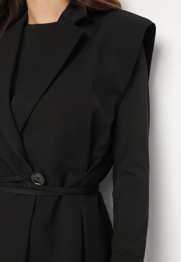 Czarna Garniturowa Kamizelka z Usztywnioną Linią Ramion i Paskiem Dannelli