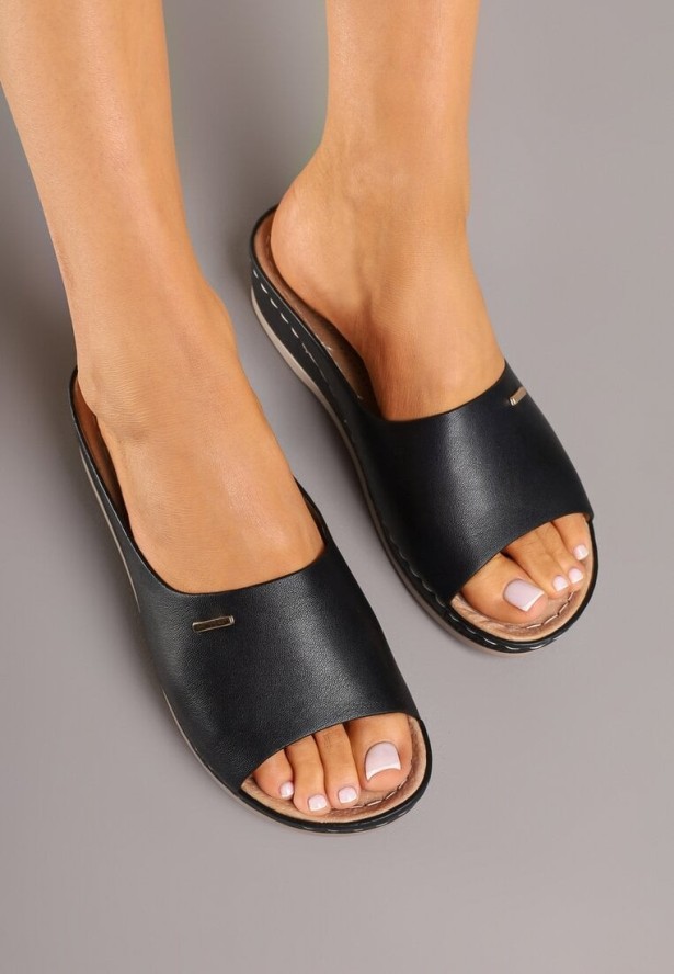 Czarne Klapki Ozdobione Metaliczną Aplikacją Liorinae