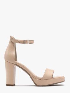 Beżowe sandały na wysokim słupku oraz balu