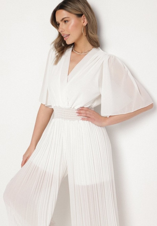 Biały Plisowany Kombinezon o Kopertowym Kroju z Gumką w Talii Ameddie