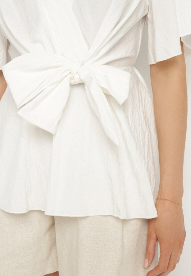 Biała Kopertowa Bluzka z Wiskozą Ozdobiona Supłem Tanathria