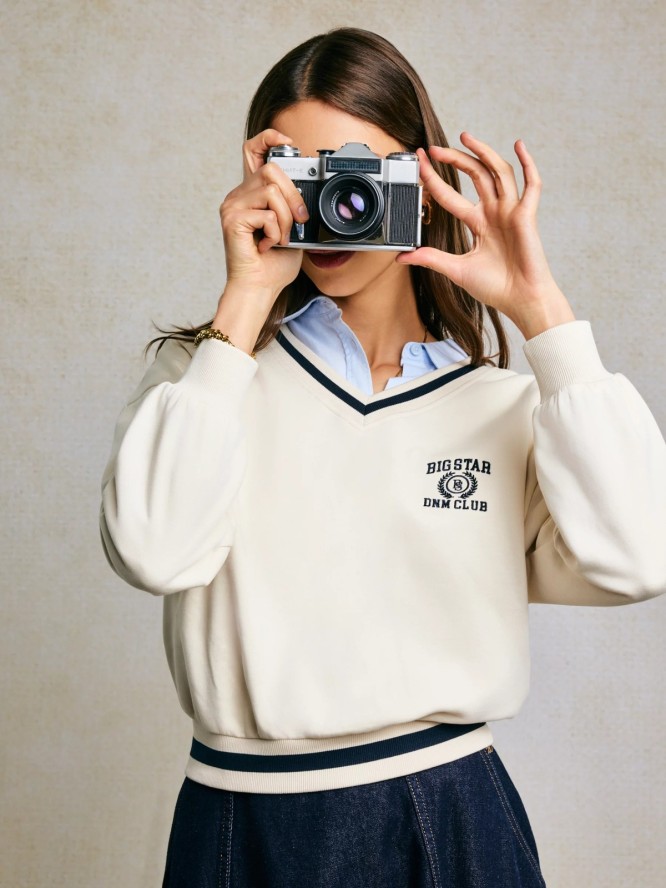 Bluza damska w stylu college z haftem z dekoltem v-neck kremowa Gabriella 103