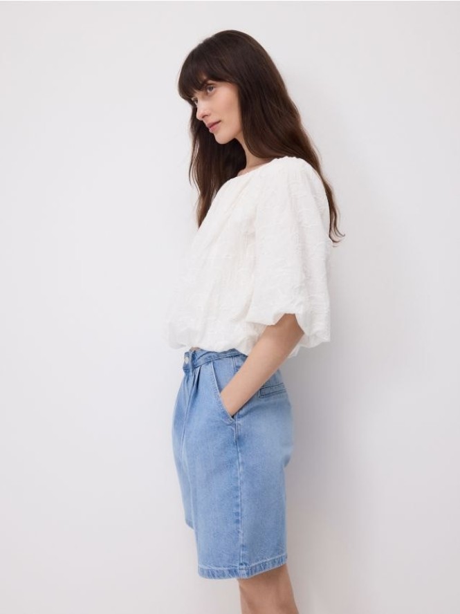 Jeansowe szorty z zakładkami - niebieski