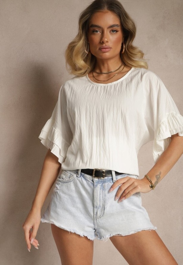 Biała Bluzka z Wiskozą o Kroju Nietoperza Ozdobiona Falbankami Ranova