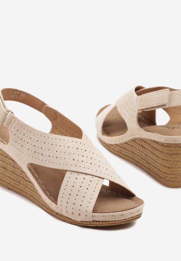 Beżowe Sandały na Plecionym Koturnie z Perforacją Welissea