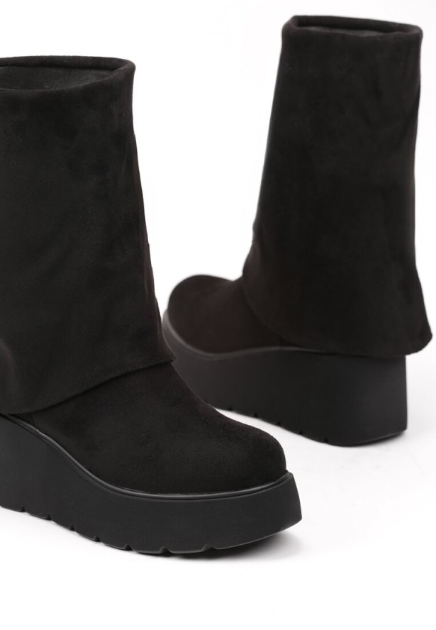 Czarne Botki na Koturnie z Ociepleniem Ozdobione Wywiniętą Cholewką Vamisia