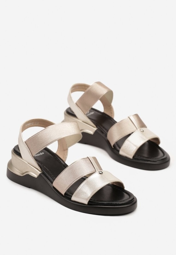 Złote Sandały na Koturnie z Geometryczną Wstawką Sanovas