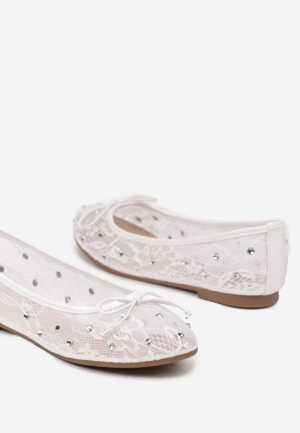 Białe Siateczkowe Balerinki na Płaskiej Podeszwie z Cyrkoniami i Koronką Froresi