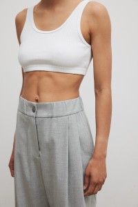 Krótki top z prążkowanej dzianiny w kolorze CLASSIC WHITE- LAGO