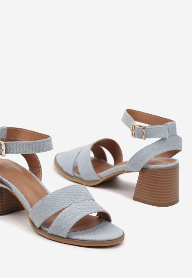 Niebieskie Sandały na Słupku z Ozdobnymi Wycięciami Arfitra