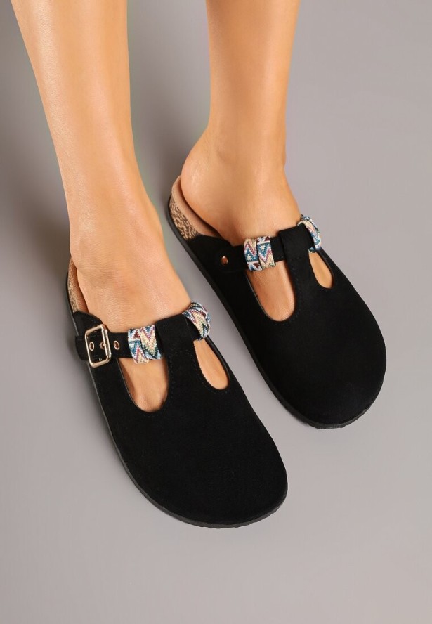 Czarne Klapki Typu Chodaki Zdobione Wycięciami i Sprzączką Nilinore