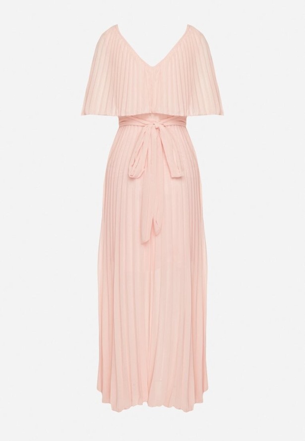 Jasnoróżowa Sukienka Plisowana z Szeroką Falbaną Przy Dekolcie Dinara