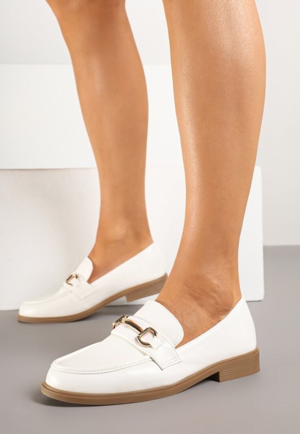 Białe Klasyczne Mokasyny z Elegancką Aplikacją Frolvia