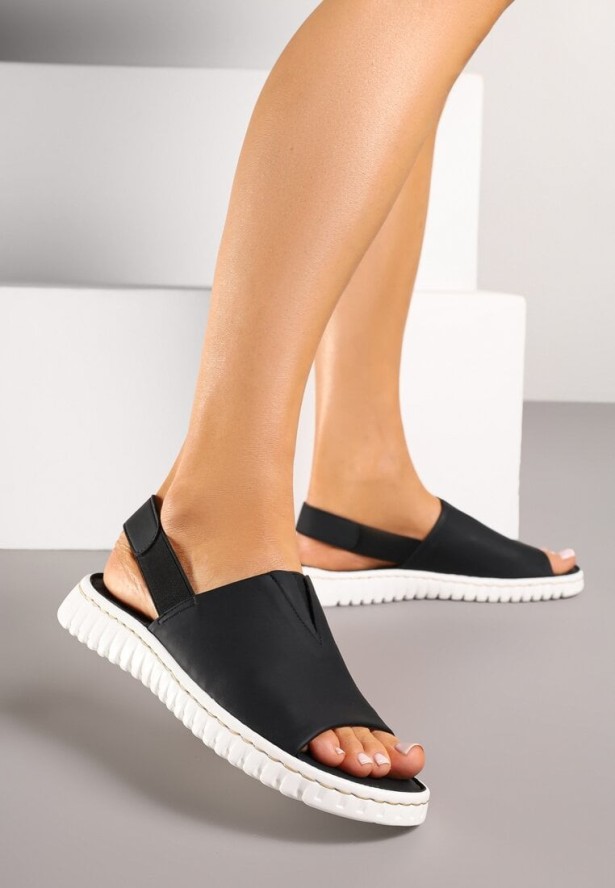 Czarne Sandały Vices z Ekozamszu na Podeszwie Zdobionej Żłobieniami Saruvelle