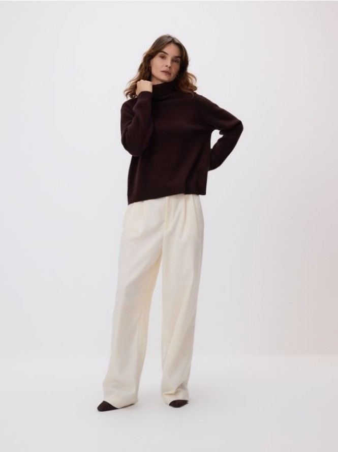 Wełniany sweter z golfem - ciemnobrązowy