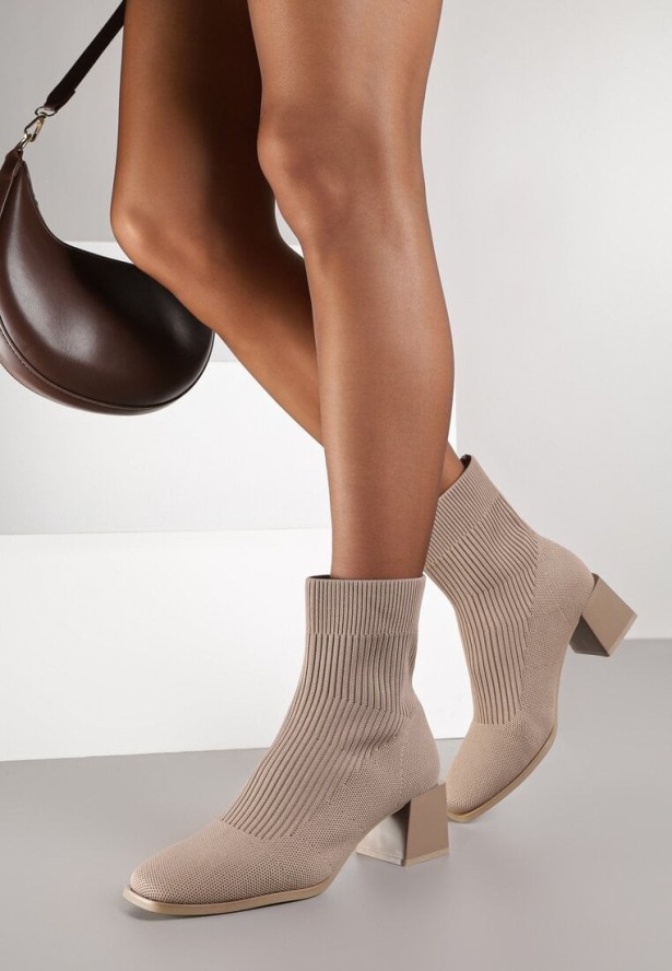 Ciemnobeżowe Botki z Elastyczną Cholewką za Kostkę na Geometrycznym Słupku Amori