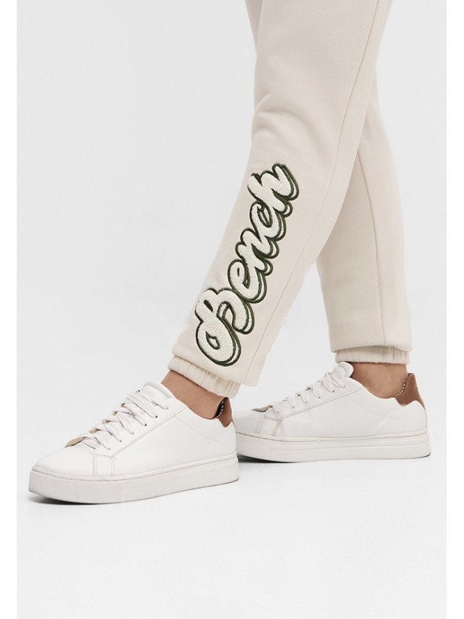 Bench Spodnie dresowe "Arth" w kolorze kremowym rozmiar: 38