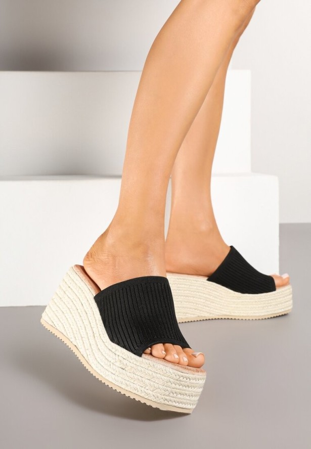 Czarne Klapki na Koturnie w Stylu Boho Ozdobione Tłoczoną Cholewką Deolith