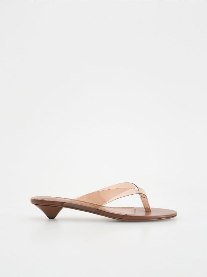 Winylowe mule na obcasie - brązowy