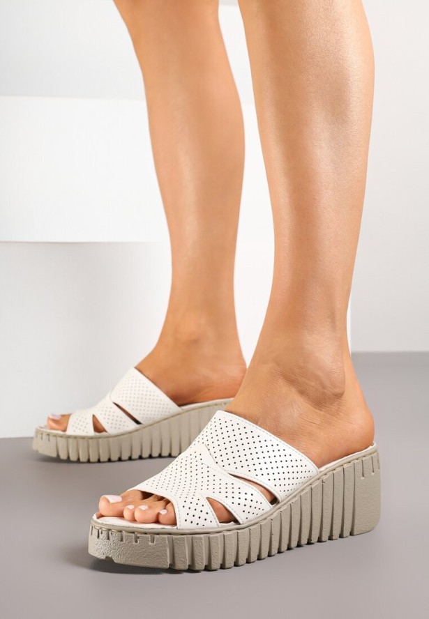 Białe Klapki Vices na Koturnie z Perforacją Sarvelina