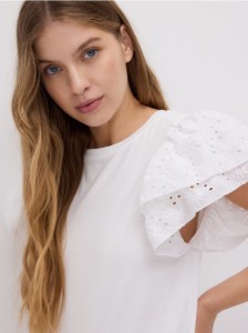 T-shirt z ażurowymi rękawami - biały