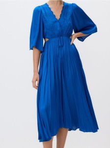 Plisowana sukienka z haftem - niebieski