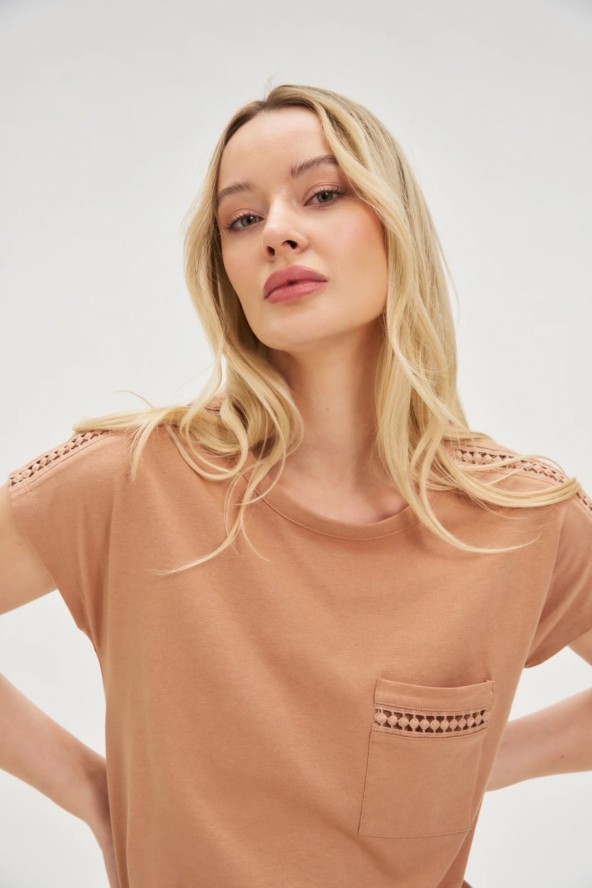 Bawełniany t-shirt z kieszonką brązowy