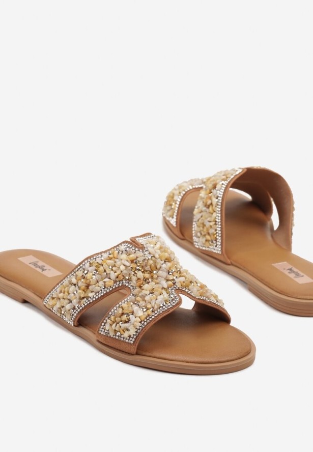 Brązowe Klapki na Płaskiej Podeszwie Zdobione Wycięciami i Cyrkoniami Nilaraen