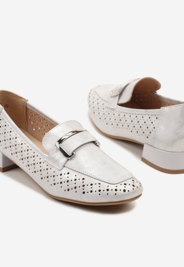 Srebrne Ażurowe Półbuty na Niskim Słupku ze Skórzaną Wkładką i Aplikacją Marindra