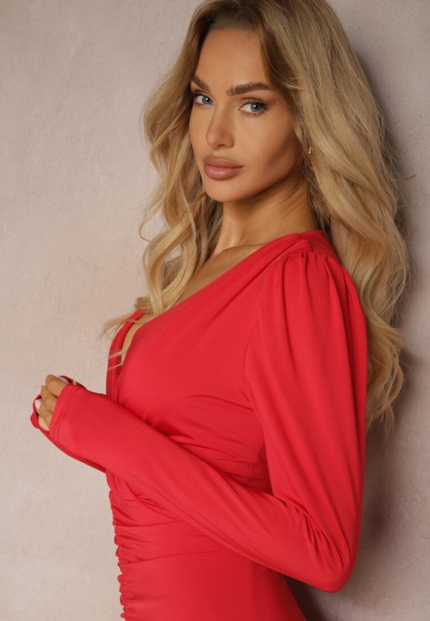 Czerwona Sukienka Koktajlowa z Dekoracyjnym Marszczeniem i Rozcięciem Zaivenne