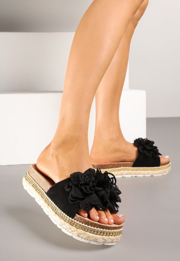 Czarne Klapki na Grubej Podeszwie Zdobione Kwiatową Aplikacją Sopelle
