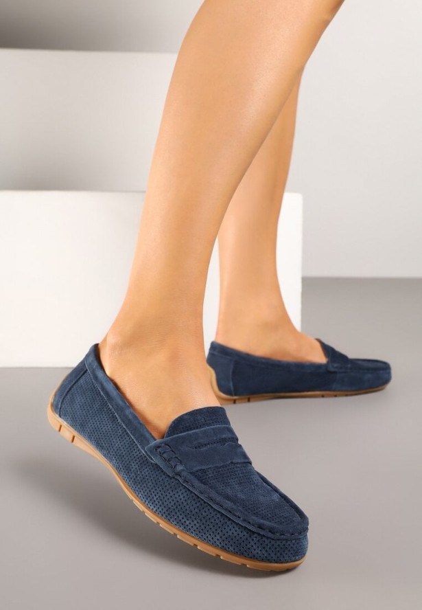 Granatowe Skórzane Mokasyny z Ozdobną Perforacją Remica